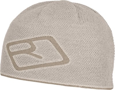 Hellbeige Strickmütze mit R-Logo. Hellbeige Strickmütze mit R-Logo.