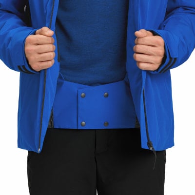 Detail einer blauen Jacke mit innerem Schneefang und Druckknopfverschluss.