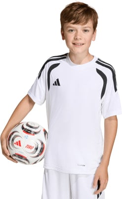 Junge im weißen Fußballtrikot mit Ball Junge im weißen Fußballtrikot mit Ball