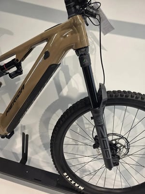 Detail eines Merida Mountainbikes mit RockShox-Federung und Maxxis-Reifen. Detail eines Merida Mountainbikes mit RockShox-Federung und Maxxis-Reifen.