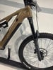 Detail eines Merida Mountainbikes mit RockShox-Federung und Maxxis-Reifen.