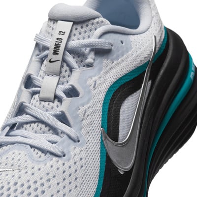 Részlet egy Nike futócipőről, WINFLO 12 felirattal és Nike logóval. Részlet egy Nike futócipőről, WINFLO 12 felirattal és Nike logóval.