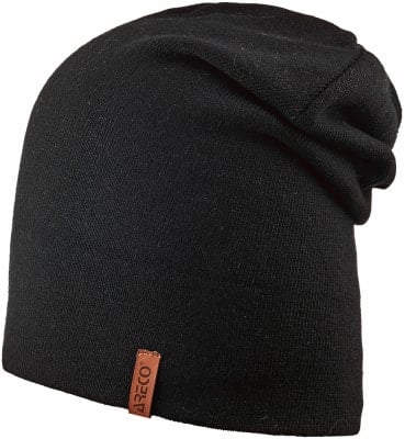 Schwarze Strickmütze mit einem Lederetikett mit dem Areco-Logo. Schwarze Strickmütze mit einem Lederetikett mit dem Areco-Logo.