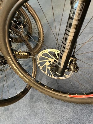 Nahaufnahme des Vorderrads eines Mountainbikes mit Scheibenbremse. Nahaufnahme des Vorderrads eines Mountainbikes mit Scheibenbremse.