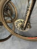 Nahaufnahme des Vorderrads eines Mountainbikes mit Scheibenbremse.