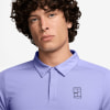 Ein Mann in einem lila Poloshirt mit Nike-Logo.
