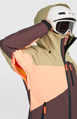 Skijacke mit Farbblöcken und Kapuze, mit offenem Reißverschluss unter dem Arm. Skijacke mit Farbblöcken und Kapuze, mit offenem Reißverschluss unter dem Arm.