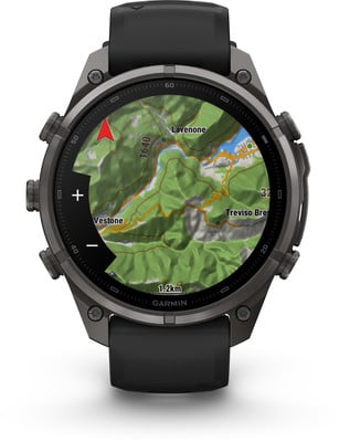 Eine Garmin-Smartwatch zeigt eine Karte mit einer Route und Navigation im Berggebiet an. Eine Garmin-Smartwatch zeigt eine Karte mit einer Route und Navigation im Berggebiet an.