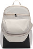 Beiger Rucksack mit schwarzem Boden und offenem Hauptfach.