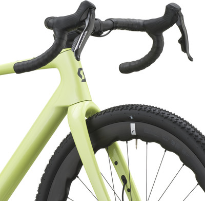 Details des Lenkers und der Vorderseite eines gelben Fahrrads mit breitem Reifen. Details des Lenkers und der Vorderseite eines gelben Fahrrads mit breitem Reifen.