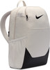Heller Nike-Rucksack mit schwarzem Logo und seitlichen Netztaschen.