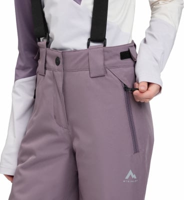 Damen-Skihose in Lila mit Hosenträgern und Reißverschlusstasche. Damen-Skihose in Lila mit Hosenträgern und Reißverschlusstasche.