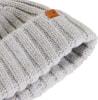 Graue Strickmütze mit braunem Lederetikett von The North Face.