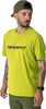Ein Mann in einem grünen T-Shirt mit DYNAFIT-Logo und einer grünen Kappe.