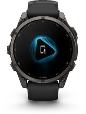 Eine Garmin Smartwatch mit Mikrofon- und Telefonsymbol auf dem Display. Eine Garmin Smartwatch mit Mikrofon- und Telefonsymbol auf dem Display.