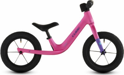 Rosa Cube Kinderfahrrad mit schwarzen Rädern und violetten Details an der Gabel. Rosa Cube Kinderfahrrad mit schwarzen Rädern und violetten Details an der Gabel.