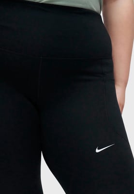 Černé legíny Nike s bílým logem a vysokým pasem. Černé legíny Nike s bílým logem a vysokým pasem.