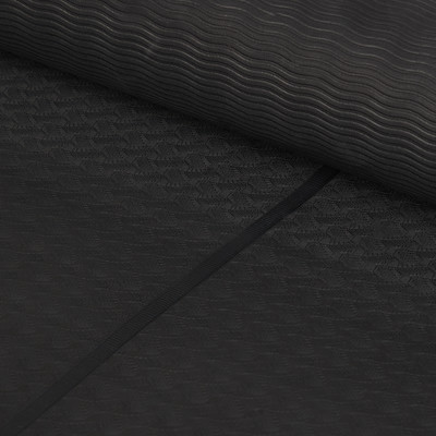 Schwarze Matte mit Wellen- und geometrischem Muster. Schwarze Matte mit Wellen- und geometrischem Muster.