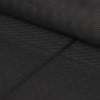 Schwarze Matte mit Wellen- und geometrischem Muster.