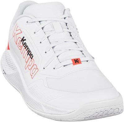 Weißer Kempa Sportschuh mit orangefarbenen Akzenten und Logo. Weißer Kempa Sportschuh mit orangefarbenen Akzenten und Logo.