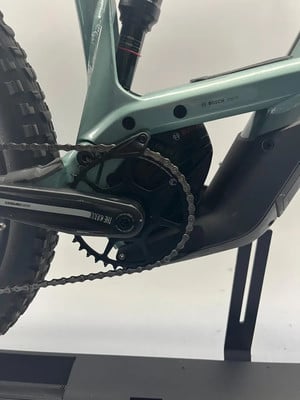 Detail eines E-Bikes mit Bosch-Antrieb und Kette.