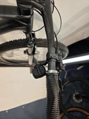 Detail eines Mountainbikes mit Schalthebel und Griffen am Lenker. Detail eines Mountainbikes mit Schalthebel und Griffen am Lenker.