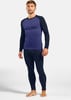 Ein Mann in einem dunkelblauen Langarmshirt und Leggings.