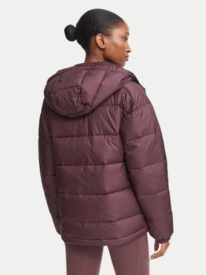 Damen-Weinrote Daunenjacke mit Kapuze, Rückansicht. Damen-Weinrote Daunenjacke mit Kapuze, Rückansicht.