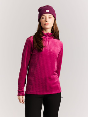 Frau in einem pinken Pullover mit Zopfmuster und violetter Mütze. Frau in einem pinken Pullover mit Zopfmuster und violetter Mütze.