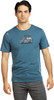 Ein Mann in einem blauen T-Shirt mit einem Van-Aufdruck und der Aufschrift „Summer Life“.