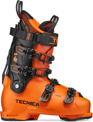 Ein orangefarbener Skischuh mit schwarzen Schnallen und Tecnica-Logo.