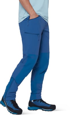 Ein Mann trägt blaue Wandershorts und blaue Schuhe. Ein Mann trägt blaue Wandershorts und blaue Schuhe.