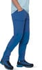 Ein Mann trägt blaue Wandershorts und blaue Schuhe.