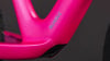 Ein pinker Fahrradrahmen mit dem NUMOVE-Logo, Nahaufnahme.