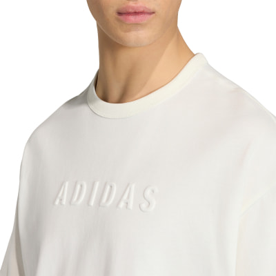 Weißes T-Shirt mit Adidas-Logo, Brust- und Nackendetail. Weißes T-Shirt mit Adidas-Logo, Brust- und Nackendetail.