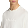 Weißes T-Shirt mit Adidas-Logo, Brust- und Nackendetail.