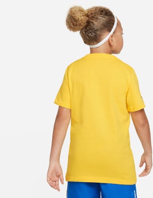 Rückansicht eines Jungen in einem gelben T-Shirt und blauen Shorts. Rückansicht eines Jungen in einem gelben T-Shirt und blauen Shorts.