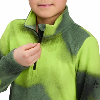 Ein Kind schließt einen grünen Fleece-Pullover mit Reißverschluss. Ein Kind schließt einen grünen Fleece-Pullover mit Reißverschluss.