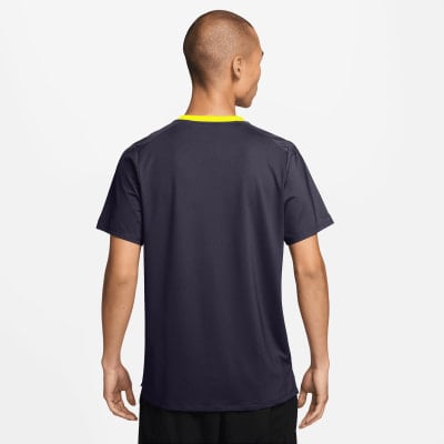 Rückansicht eines Mannes in einem dunkelblauen T-Shirt mit gelbem Kragen. Rückansicht eines Mannes in einem dunkelblauen T-Shirt mit gelbem Kragen.