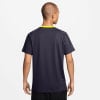 Rückansicht eines Mannes in einem dunkelblauen T-Shirt mit gelbem Kragen.