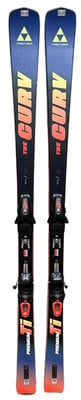 Fischer The CURV Ski mit Bindung auf blauem Grund mit orangen Elementen. Fischer The CURV Ski mit Bindung auf blauem Grund mit orangen Elementen.