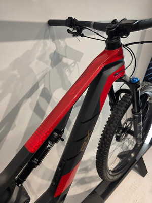 Detail eines Mountainbikes mit rotem Rahmen und Fox-Federung. Detail eines Mountainbikes mit rotem Rahmen und Fox-Federung.