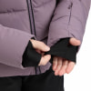 Nahaufnahme von Händen in den Ärmeln einer lila Jacke mit Daumenlöchern.