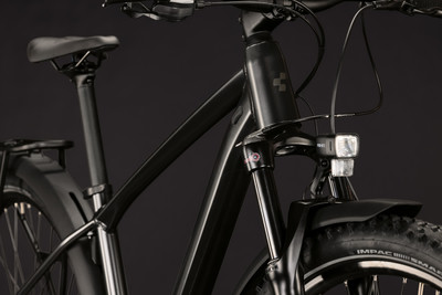 Schwarzes City-E-Bike mit Schutzblechen und Frontlicht. Schwarzes City-E-Bike mit Schutzblechen und Frontlicht.