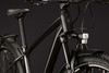 Schwarzes City-E-Bike mit Schutzblechen und Frontlicht.