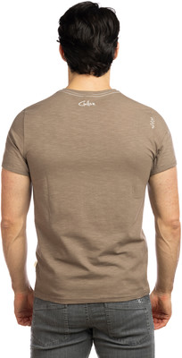Mann von hinten in braunem T-Shirt mit Schriftzug auf dem Rücken. Mann von hinten in braunem T-Shirt mit Schriftzug auf dem Rücken.