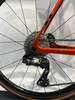 Shimano GRX Schaltwerk an orangefarbenem Fahrradrahmen mit Kassette.