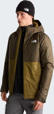 Ein Mann in einer grünen Jacke und schwarzer Mütze mit The North Face Logo.