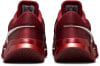 Rückansicht eines Paares dunkelroter Tennisschuhe mit weißem Nike-Logo.