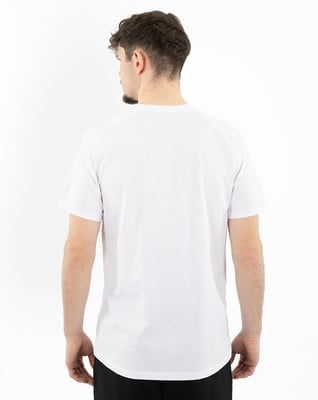 Mann von hinten in einem weißen kurzärmeligen T-Shirt und schwarzer Hose. Mann von hinten in einem weißen kurzärmeligen T-Shirt und schwarzer Hose.